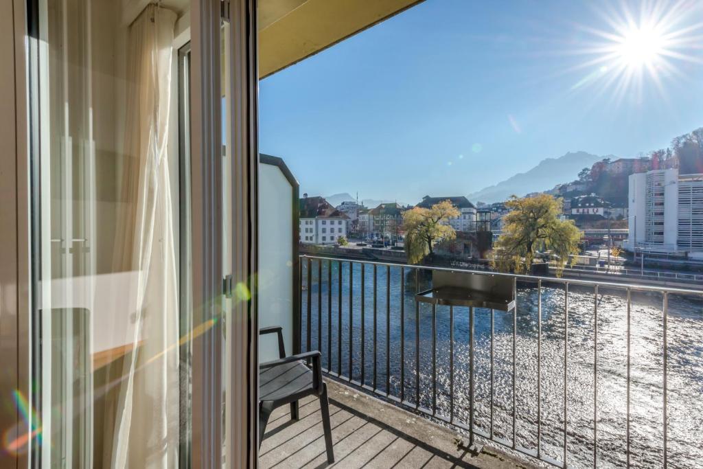 Двухместный (Двухместный номер с видом на реку и балконом) отеля The Tourist City & River Hotel Luzern, Люцерн