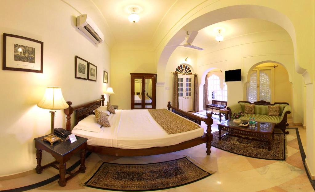 Двухместный (Двухместный номер Делюкс с 1 кроватью) отеля Alsisar Haveli - Heritage Hotel, Джайпур