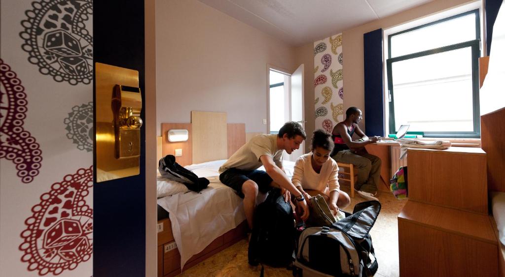 Номер (Кровать в общем трехместном номере для мужчин) хостела Sleep Well Youth Hostel, Брюссель