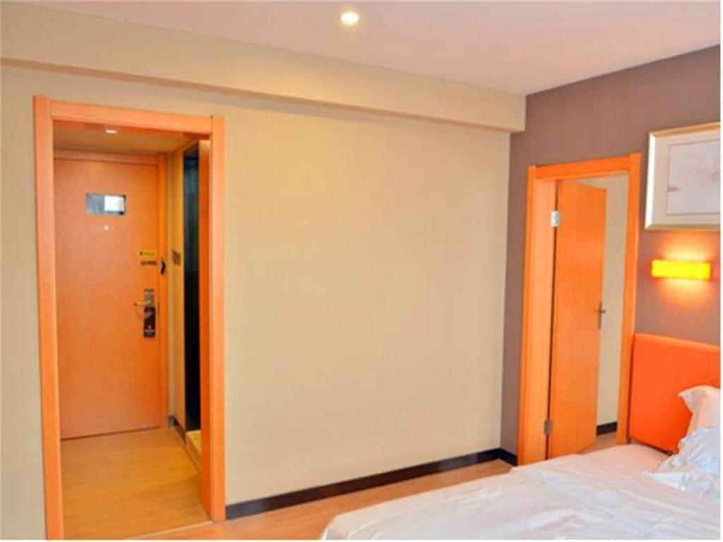 Двухместный (Mainland Chinese Citizens - IU Comfort Double Room) отеля IU Hotel Beijing West Coach Station Liuliqiao East Metro Station, Пекин
