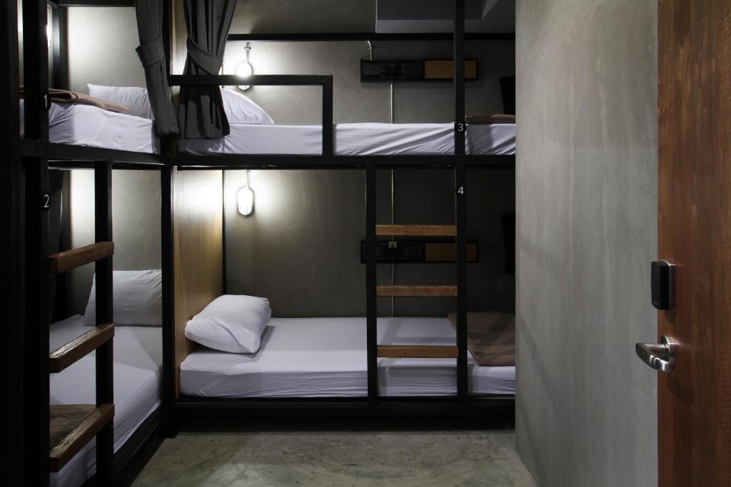Номер (Спальное место на двухъярусной кровати в общем четырехместном номере для мужчин и женщин) хостела Bed Station Hostel, Бангкок
