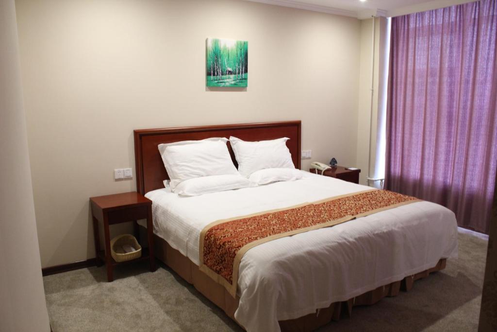Двухместный (Для граждан материкового Китая — Номер с кроватью размера «queen-size») отеля GreenTree Shanghai, Кинпу