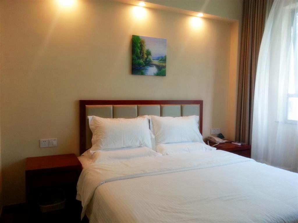 Двухместный (Для граждан материкового Китая – Номер бизнес-класса с кроватью размера «queen-size») отеля GreenTree Shanghai, Кинпу