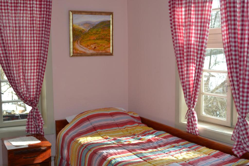 Трехместный (Трехместный номер с собственной ванной комнатой) гостевого дома Ethno Village Slatkovac, Александровац