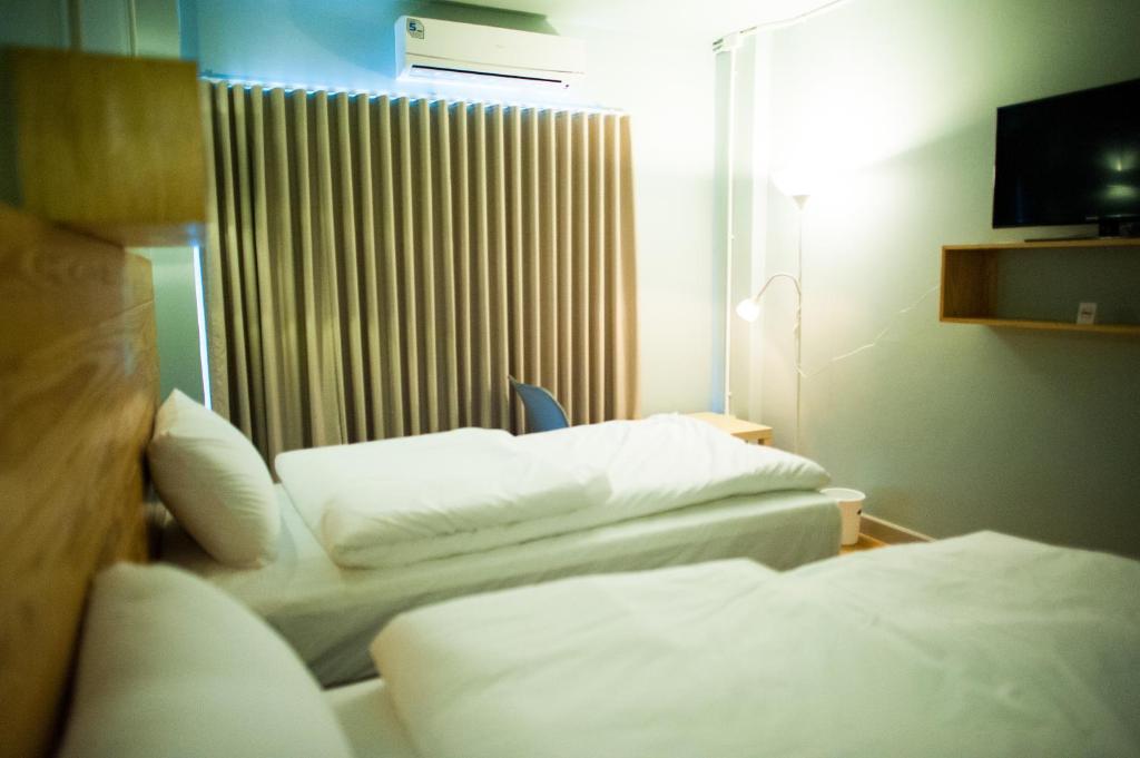 Двухместный (Улучшенный двухместный номер с 2 отдельными кроватями) отеля KENCOZY accommodation, Бангкок