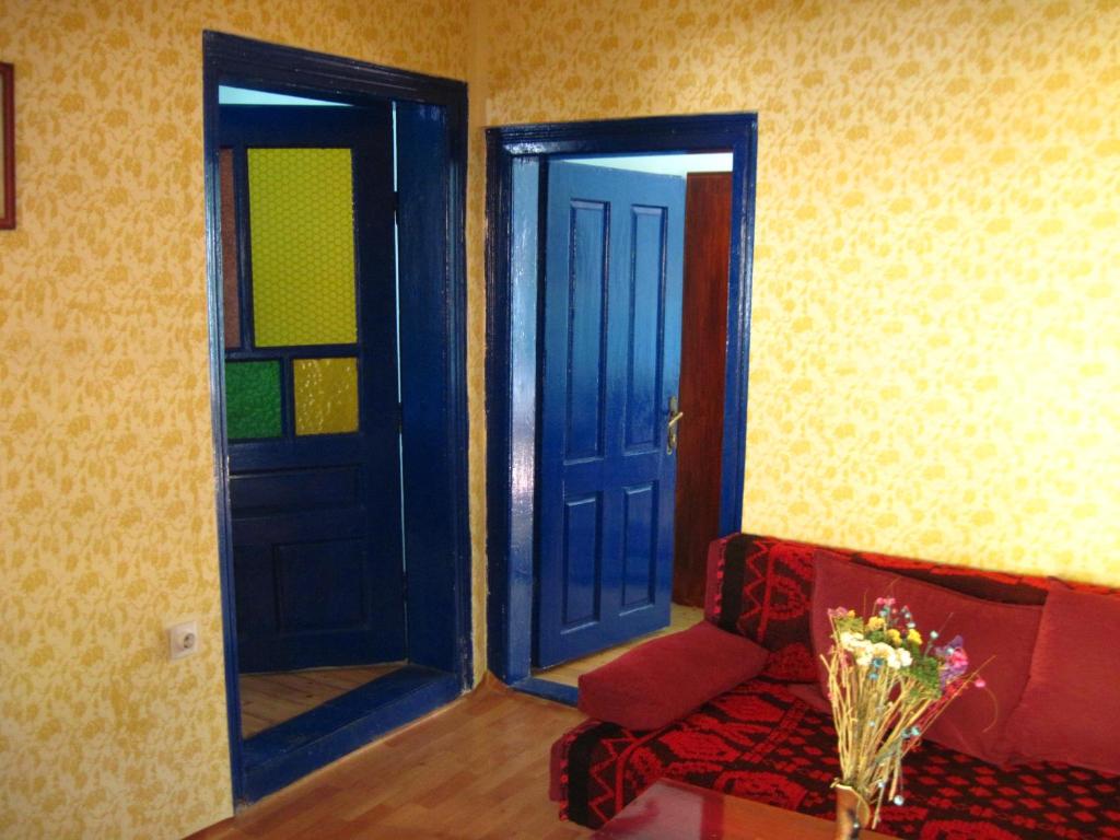 Трехместный (Трехместный номер с основными удобствами и общей ванной комнатой) гостевого дома Ethno Village Slatkovac, Александровац