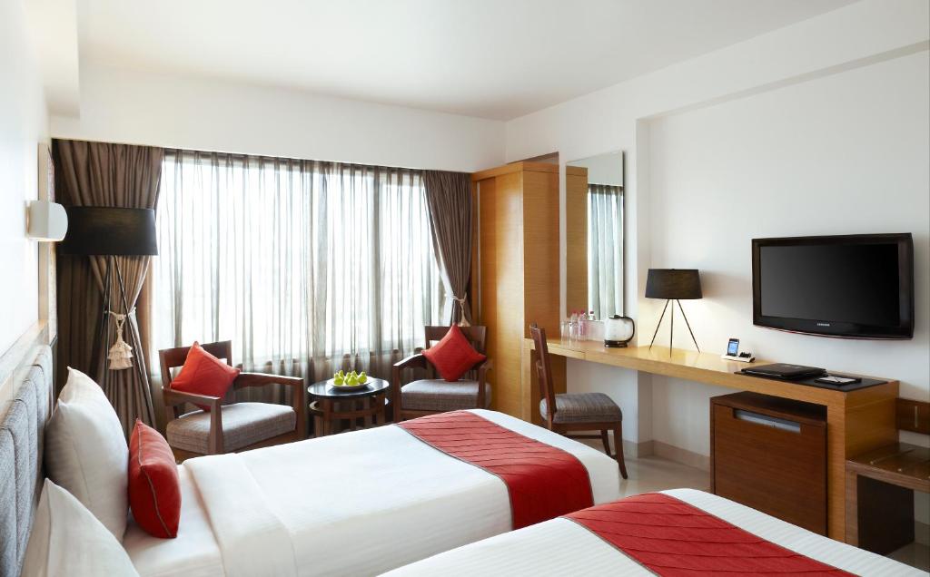 Двухместный (Deluxe Double or Twin Room - 10% off on Laundry, 10% off on FNB, Complimentary Drivers accommodation) отеля Hotel Suba International, Мумбай