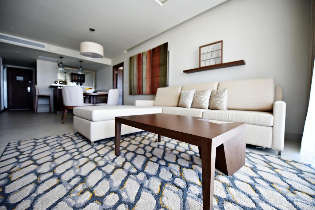 Сьюит (Роскошный президентский люкс с 1 спальней, вид на океан) курортного отеля Royalton Riviera Cancun Resort & Spa - All Inclusive, Пуэрто-Морелос