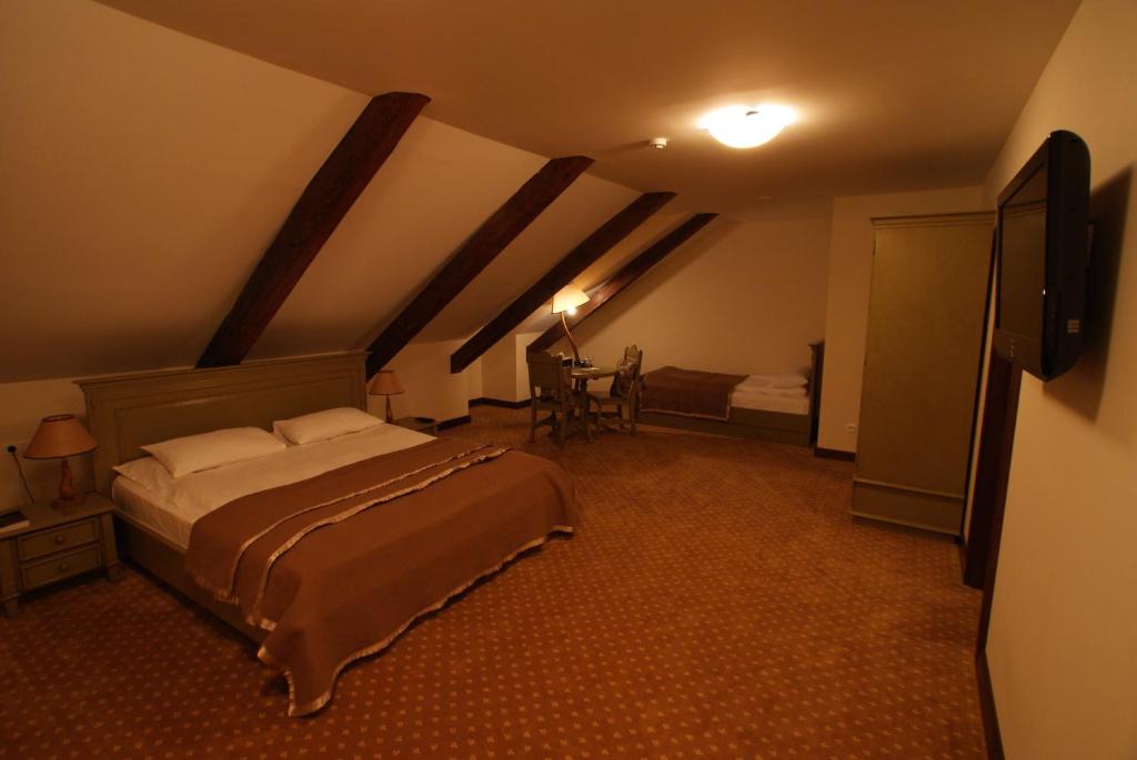 Трехместный (Классический трехместный номер) отеля Bistrampolis Manor, Паневежис