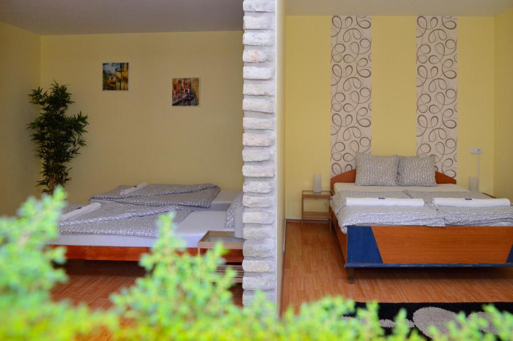Апартаменты (Апартаменты с 2 спальнями) гостевого дома Mediterrán Vendégház, Кечкемет