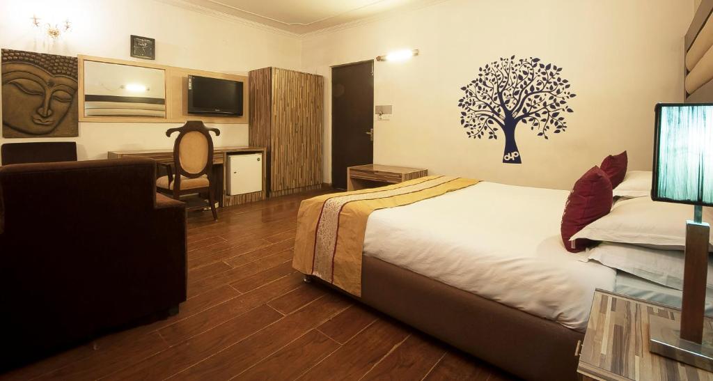 Двухместный (Двухместный номер Делюкс с 1 кроватью) отеля Golden Leaf Hotel, Нью-Дели