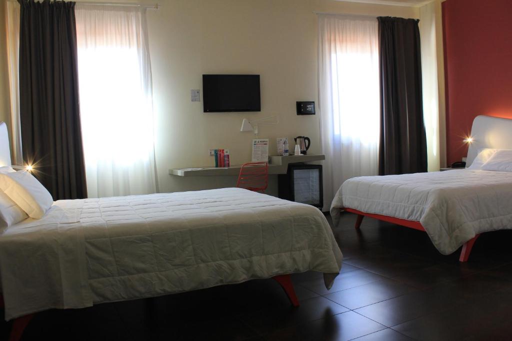 Четырехместный (Улучшенный номер с 2 двуспальными кроватями), Ibis Styles Palermo