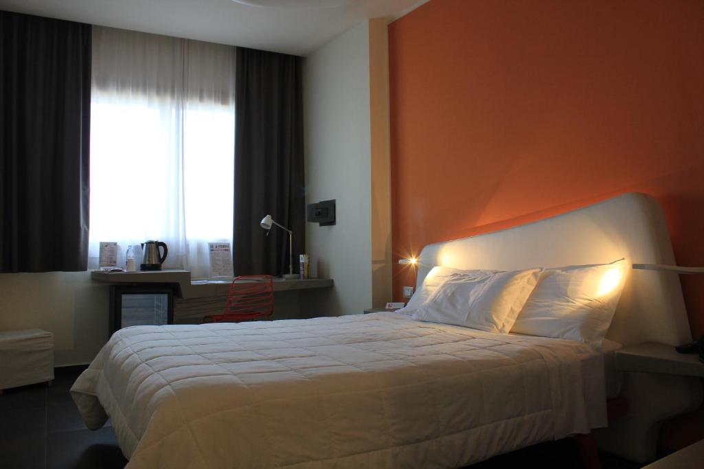 Четырехместный (Улучшенный номер с 2 двуспальными кроватями), Ibis Styles Palermo