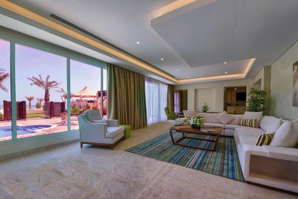 Вилла (Включены 2 сеанса фирменного массажа - Вилла с 4 спальнями, собственным бассейном и видом на море) курортного отеля Simaisma A Murwab Resort, Сумайсимах