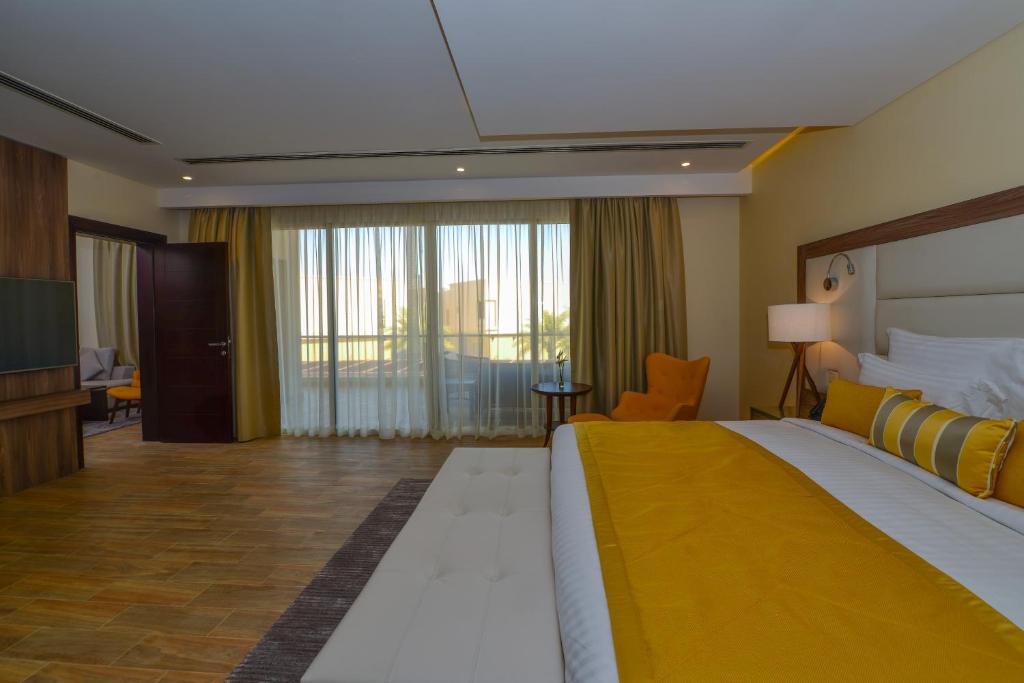 Вилла (Предложение к Национальному дню Катара - Вилла с 3 спальнями и видом на бассейн) курортного отеля Simaisma A Murwab Resort, Сумайсимах