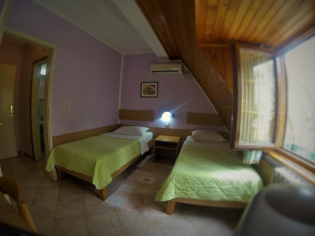 Двухместный (Двухместный номер с 1 кроватью или 2 отдельными кроватями) отеля B&B Villa Evandjelina, Нови-Сад