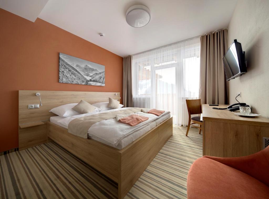 Двухместный (Двухместный номер с 1 кроватью, балконом и панорамным видом на пик Розсутец) отеля Hotel Havrania, Жилина