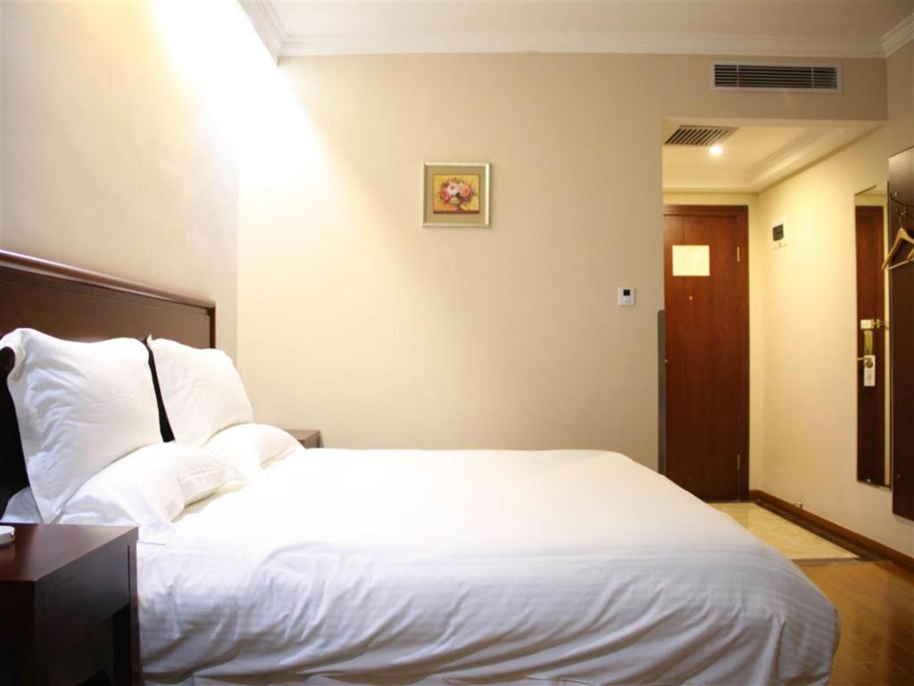 Двухместный (Для граждан материкового Китая — Номер с кроватью размера «queen-size») отеля GreenTree Inn Beijing Daxing Xingye Street Liyuan Business Hotel, Дасин