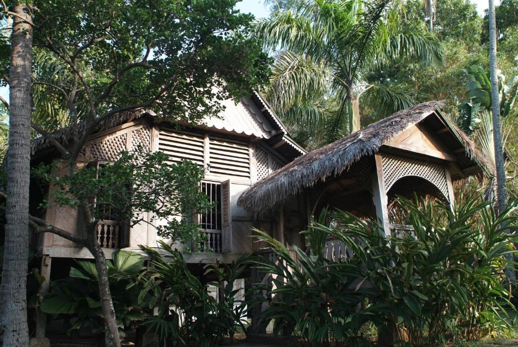 Вилла (Семейная вилла Cahaya), Bon Ton Antique Wooden Villas