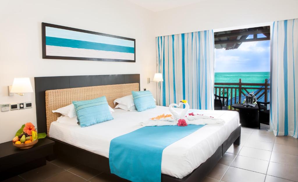 Трехместный (Клубный номер Делюкс с видом на океан) курортного отеля Pearle Beach Resort & Spa, Флик-эн-Флак