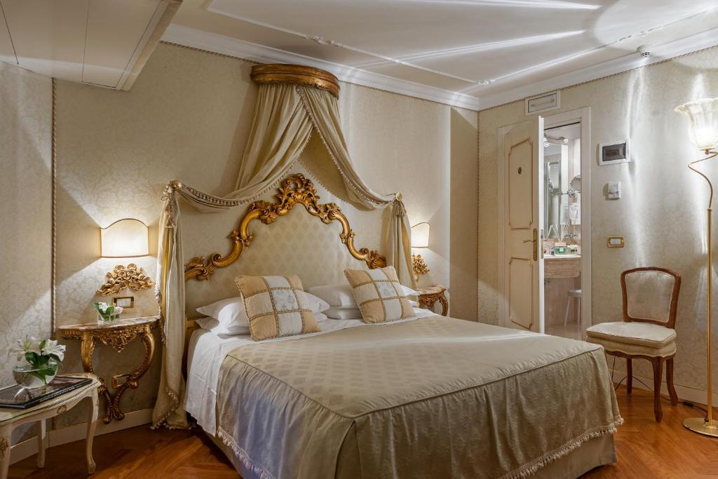 Двухместный (Двухместный номер Делюкс с 1 кроватью или 2 отдельными кроватями) отеля Hotel Antico Doge, Венеция