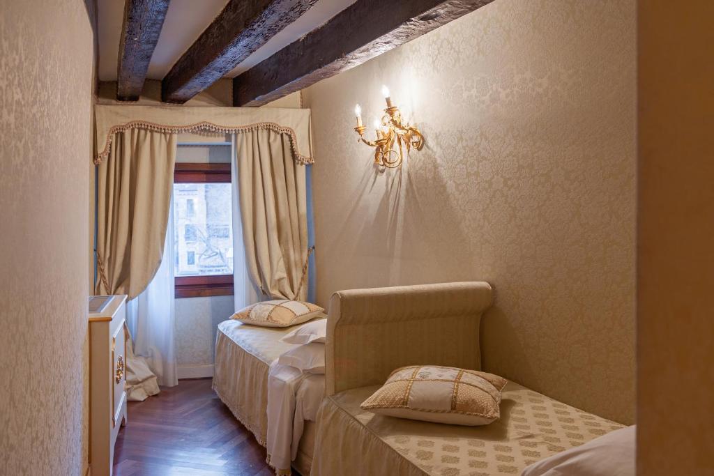 Сьюит (Полулюкс) отеля Hotel Antico Doge, Венеция