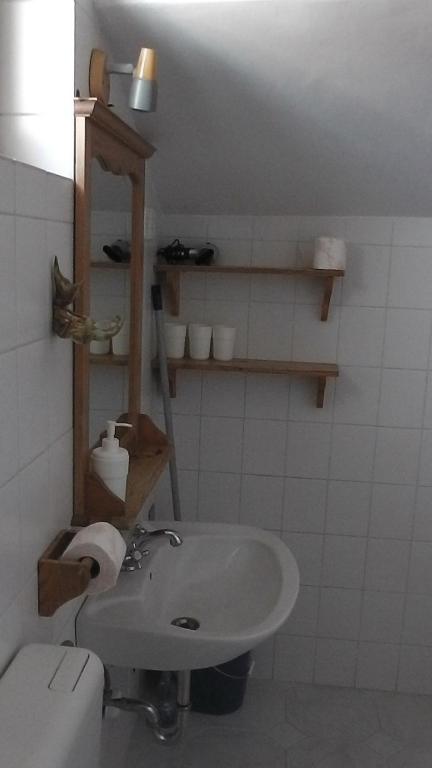 Трехместный (Трехместный номер с собственной внешней ванной комнатой - Номер 1) гостевого дома Amadeus Vendégház, Эстергом