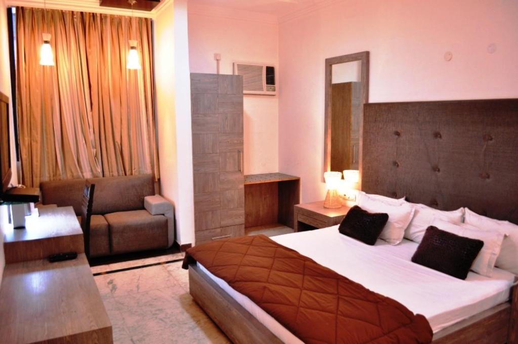 Двухместный (Большой двухместный номер с 1 кроватью) отеля Solo Victoria Hotel, Нью-Дели