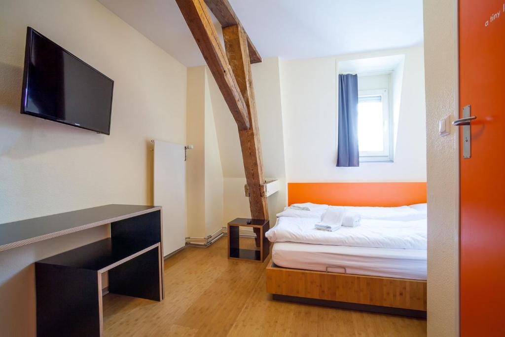 Двухместный (Economy Double Room (self-check-in)) отеля easyHotel Basel, Базель