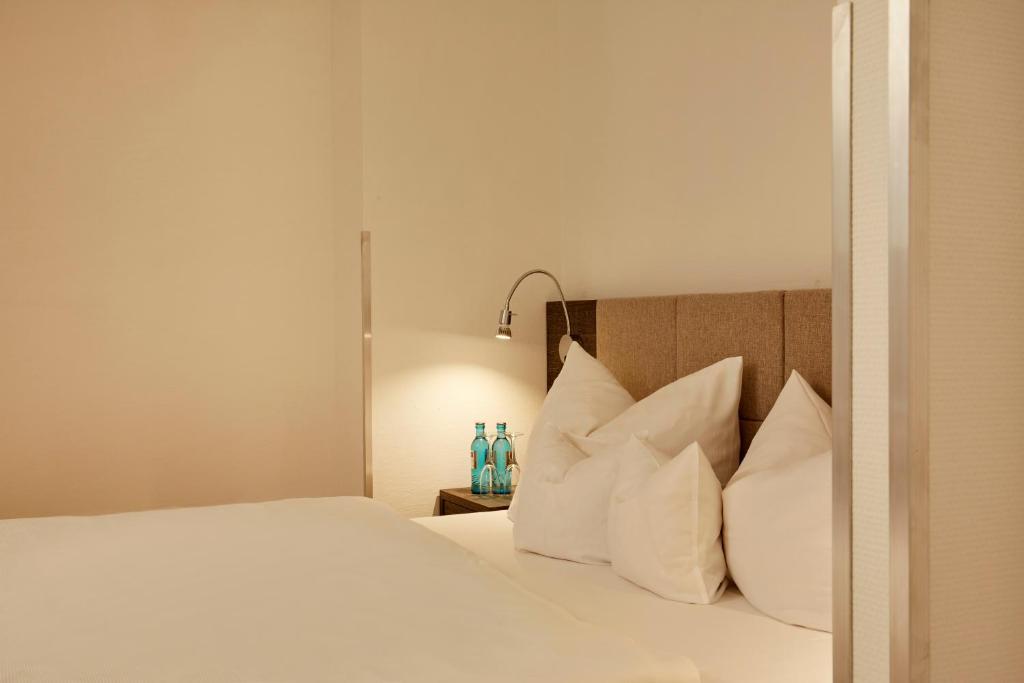 Двухместный (Улучшенный двухместный номер с 1 кроватью или 2 отдельными кроватями) отеля H+ Hotel Nürnberg, Нюрнберг