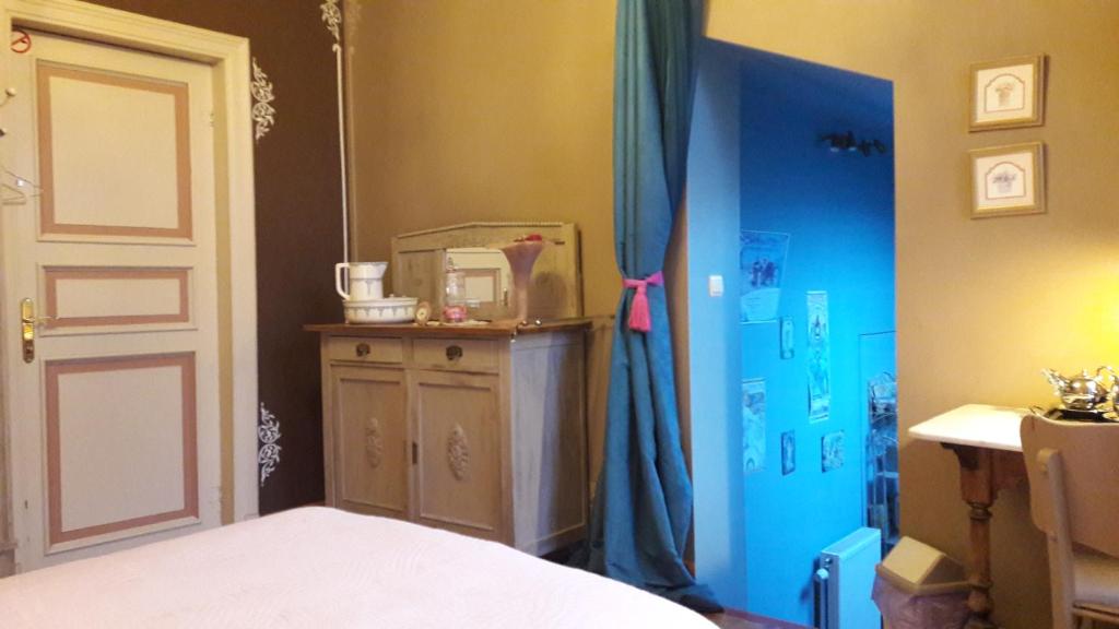 Двухместный («Ар-нуво» - Двухместный номер с 1 кроватью и ванной) отеля B&B Le Bonimenteur, Шарлеруа