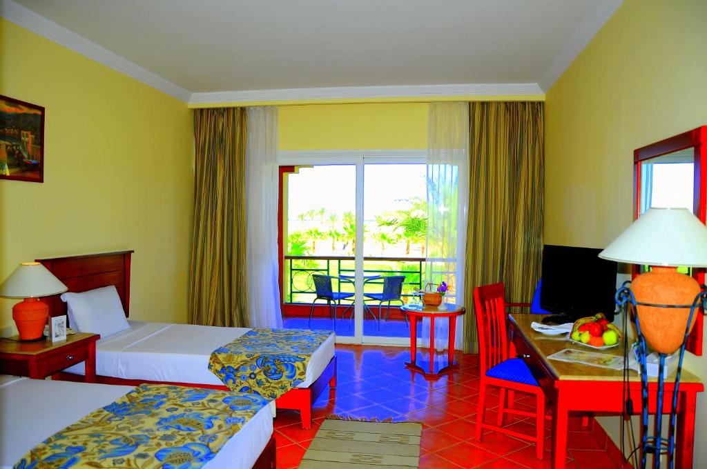 Одноместный (Улучшенный одноместный номер, вид на море) курортного отеля Magic Tulip Beach Resort & Spa, Абу-Дабаб