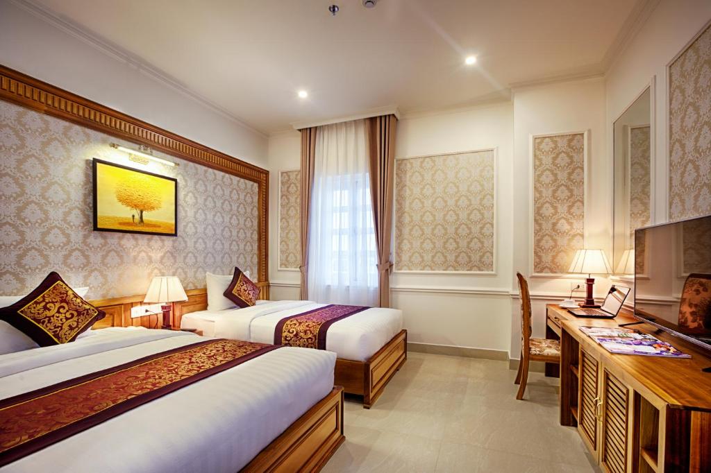 Трехместный (Улучшенный трехместный номер) отеля Riverside Hotel - Quang Binh, Донгхой