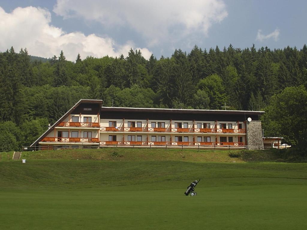 Сьюит (Люкс «Флигель» с доступом в оздоровительный центр) отеля Dependence Hotel Golf, Брезно