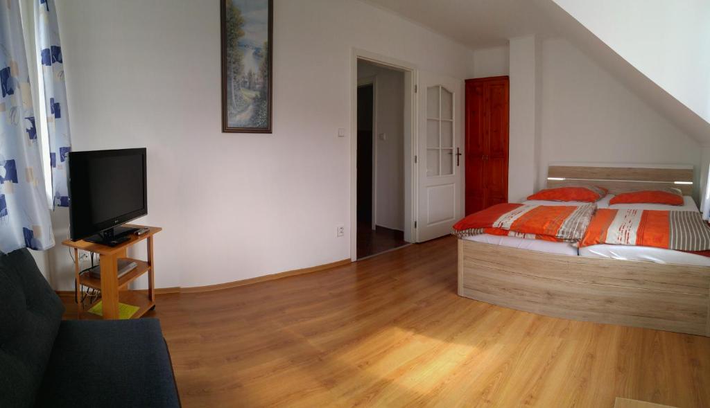 Двухместный (Двухместный номер с двуспальной кроватью и дополнительной кроватью) гостевого дома Hotel-Restaurant U Švábků, Тахов