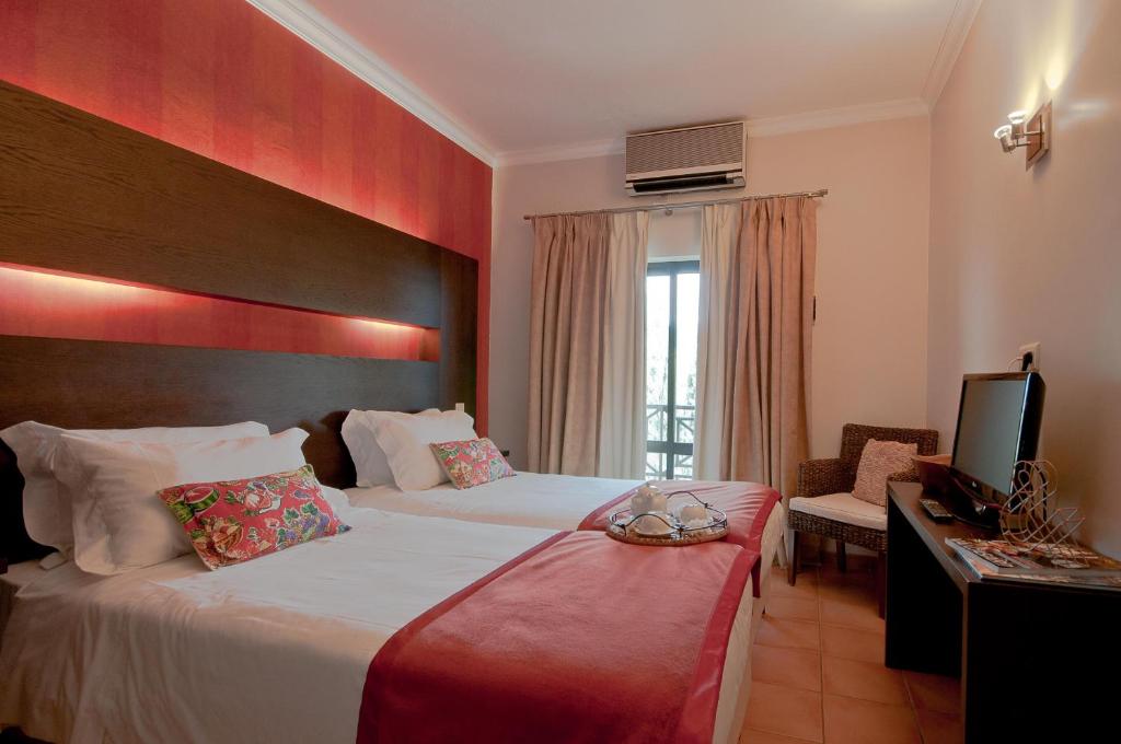 Двухместный (Двухместный номер с 2 отдельными кроватями) отеля Hotel Parque das Laranjeiras, Виламура