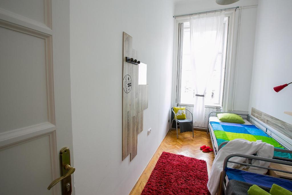 Двухместный (Бюджетный двухместный номер с 2 отдельными кроватями и общей ванной комнатой) хостела Friends Hostel & Apartments, Будапешт