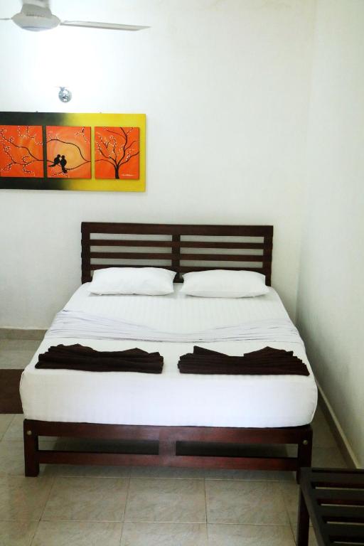 Двухместный (Стандартный двухместный номер с 1 кроватью и вентилятором) отеля Hotel T & T, Анурадхапура