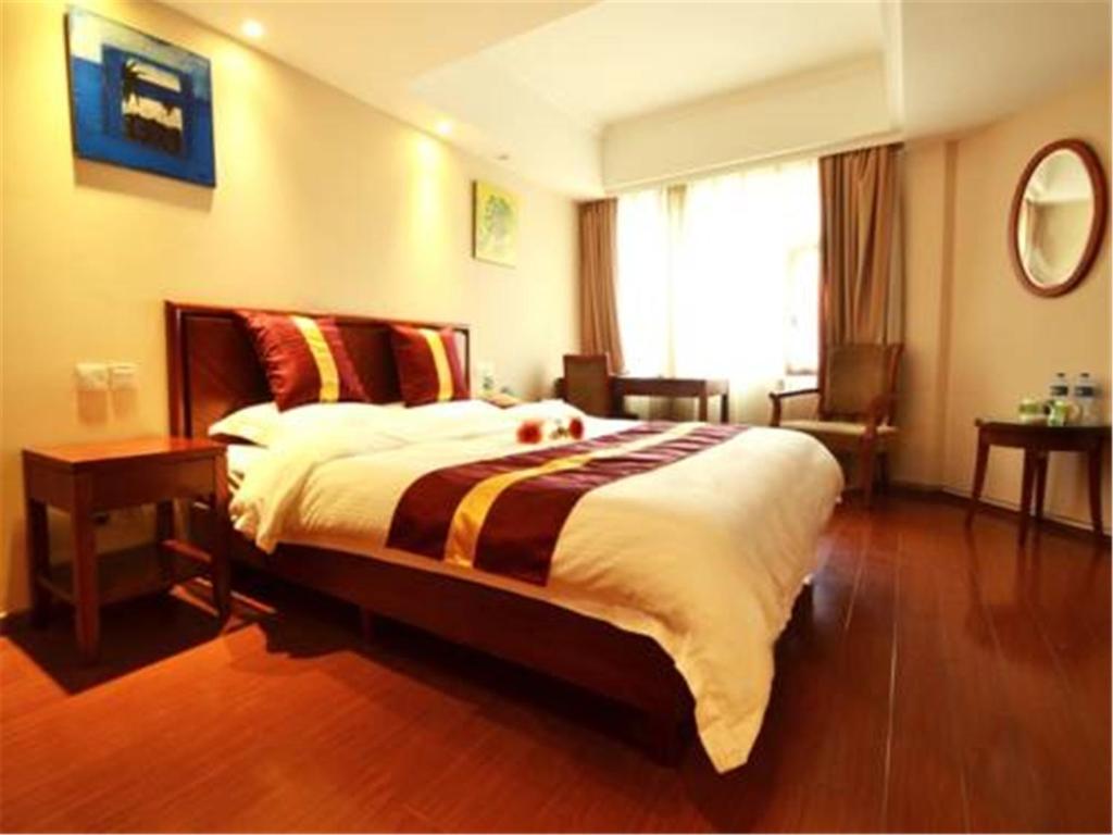 Двухместный (Номер Делюкс с кроватью размера «queen-size») отеля GreenTree Inn ShangHai JingAn XinZha Road Business Hotel, Шанхай