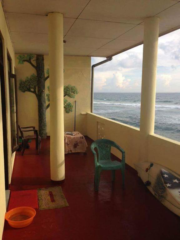 Двухместный (Двухместный номер с 1 кроватью и балконом, вид на море) отеля Bandula's Beach Inn, Хиккадува
