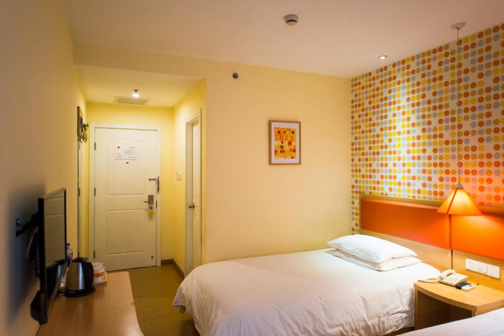 Двухместный (Специальное предложение для граждан материкового Китая - Двухместный номер с 1 кроватью) отеля Home Inn Shenyang Tiexi Xiangjiang, Шэньян