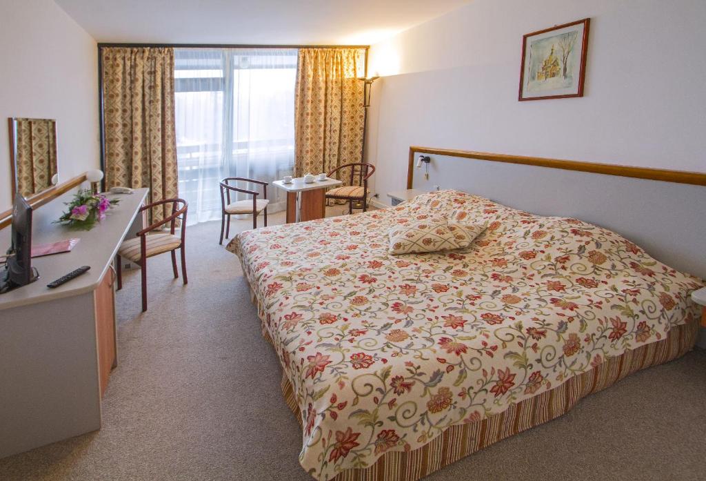 Двухместный (Улучшенный двухместный номер с 1 кроватью и возможностью посещения спа-салона) отеля Hotel Samokov, Боровец