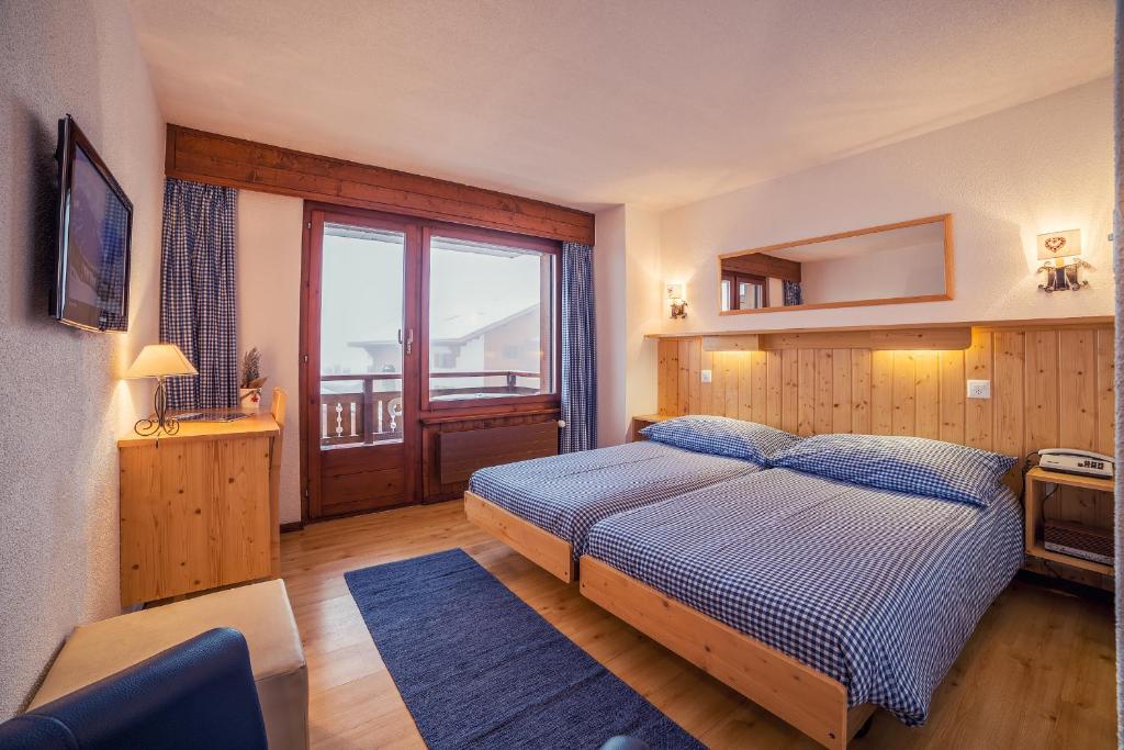 Двухместный (Двухместный номер с 1 кроватью или 2 отдельными кроватями и балконом) отеля Hotel Mirabeau, Вербье