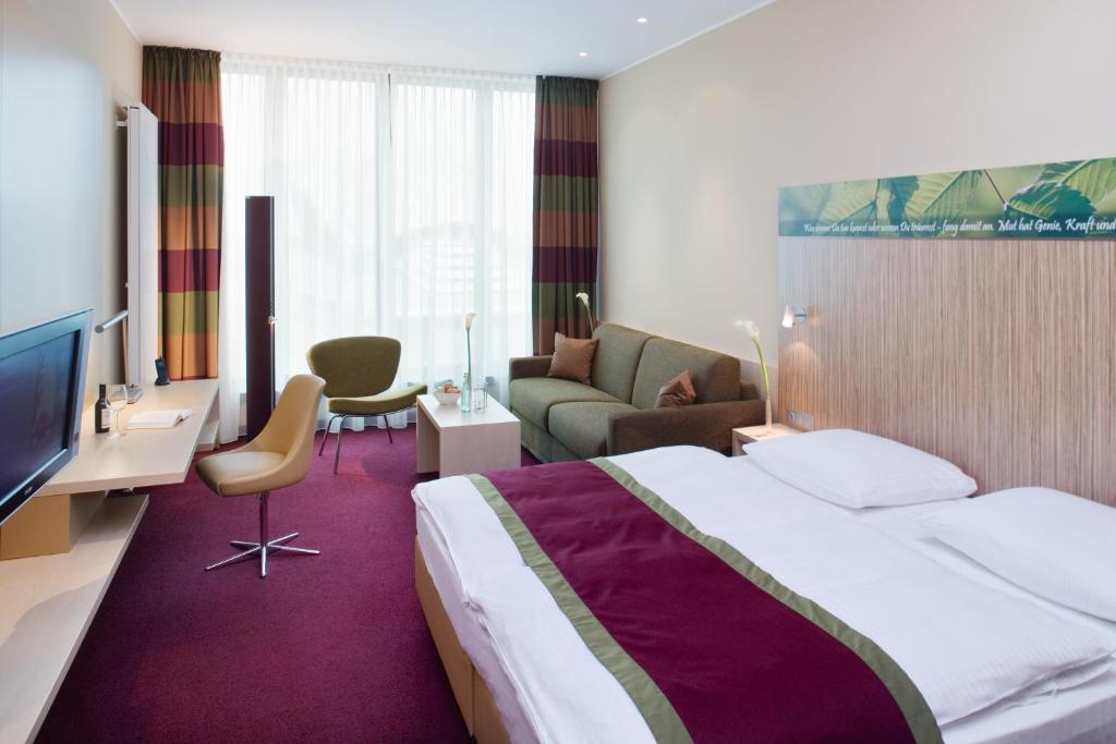 Двухместный (Улучшенный номер с кроватью размера «king-size») отеля Mövenpick Hotel Frankfurt City, Франкфурт-на-Майне