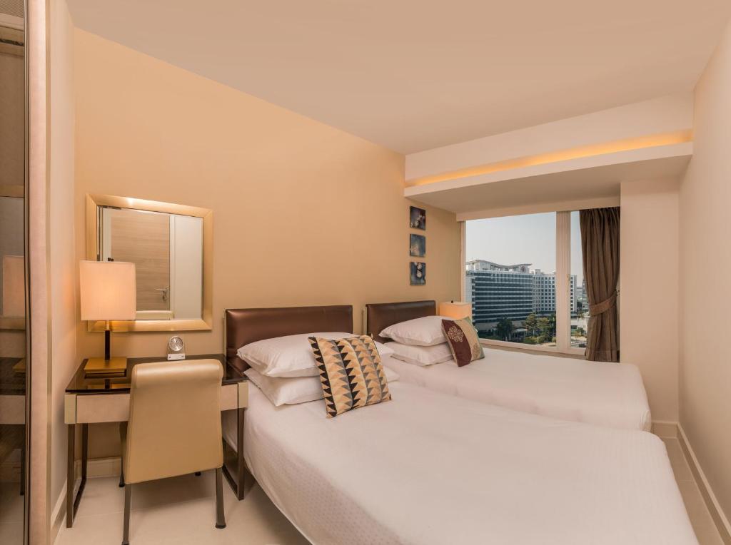 Сьюит (Четырехместный люкс с 2 спальнями и видом на город) апарт-отеля Kowloon Harbourfront Hotel, Гонконг (город)