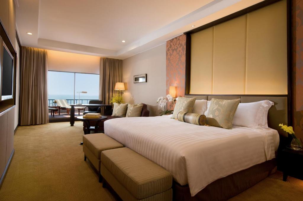 Трехместный (Клубный номер «Гранд» с кроватью размера «king-size») курортного отеля Dusit Thani Pattaya, Паттайя