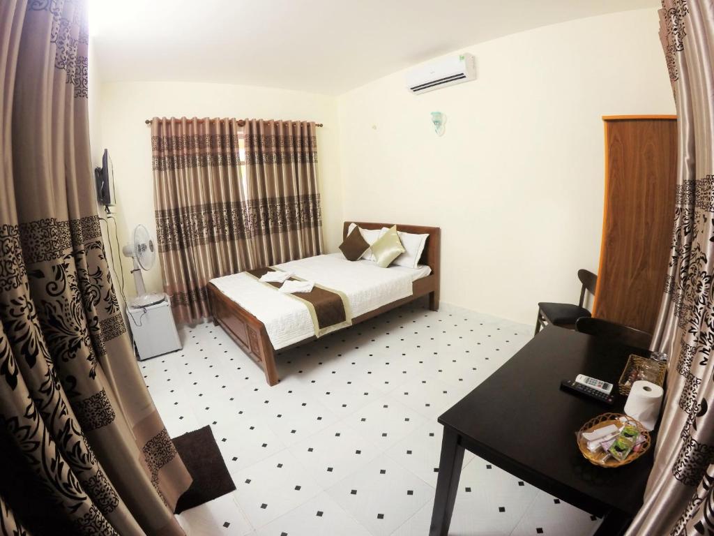 Двухместный (Двухместный номер с 1 кроватью и балконом, вид на море) мотеля Nui Nho Motel, Вунгтау