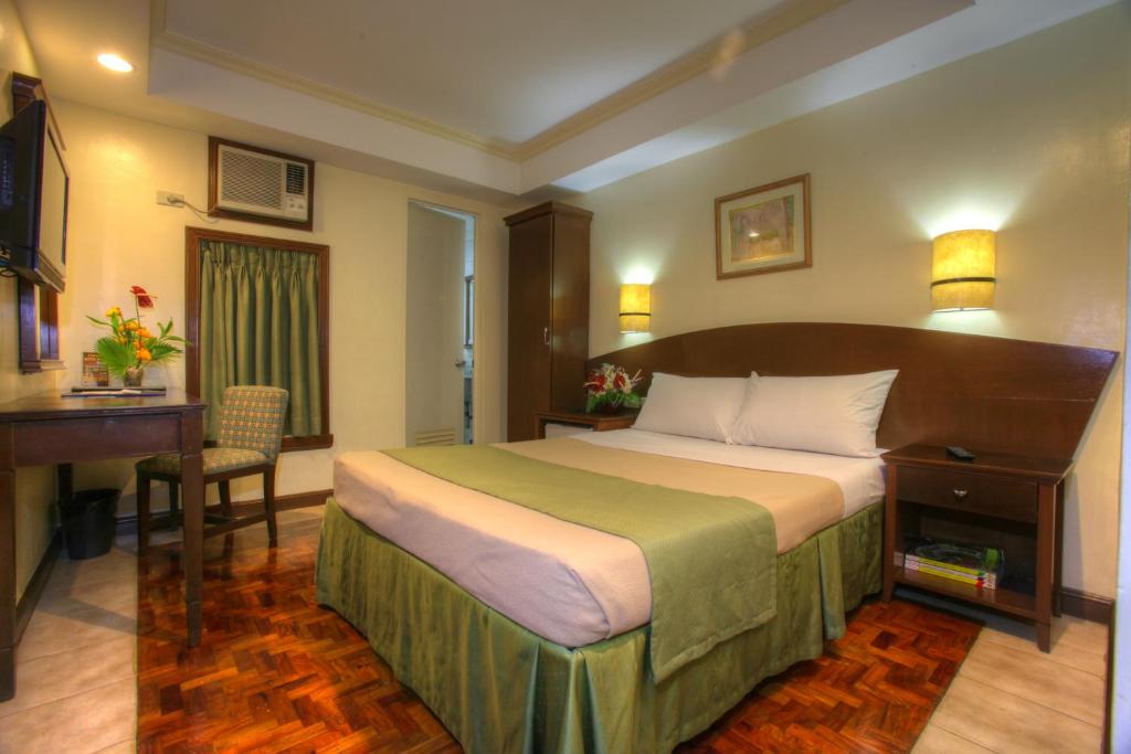 Двухместный (Номер Делюкс с кроватью размера «queen-size»), Fersal Hotel - Manila