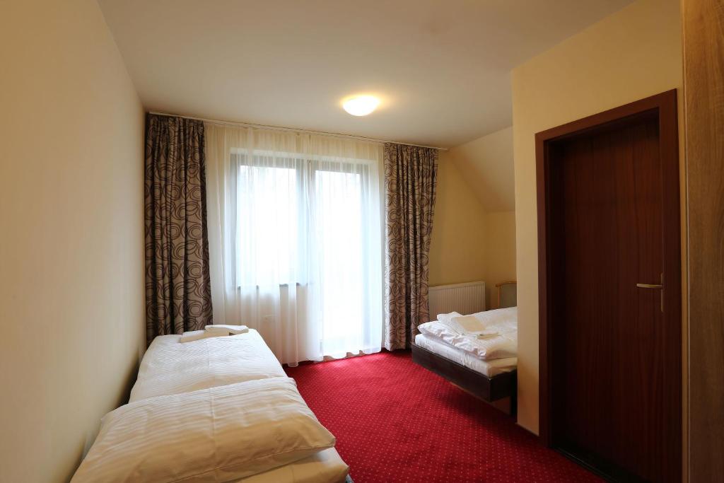 Двухместный (Двухместный номер с 1 кроватью или 2 отдельными кроватями, бесплатная парковка) отеля Hotel Tatran, Зволен
