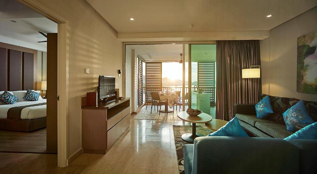 Семейный (Семейный люкс с балконом) курортного отеля Dayang Bay Resort - Hotel & Serviced Apartment, Лангкави
